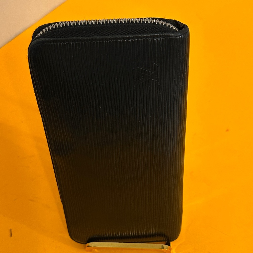 Louis Vuitton Epi Black zipper round wallet - Picture 12 of 15